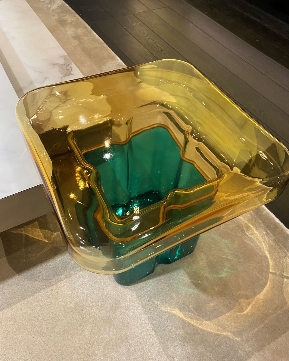 The new Tau 40 Murano coffee table with top in amber and base in emerald colour. The base has a decorative element in gold metal finish.
#reflexangelo #SimplyMilan #SimplySofas #coffeetable #sidetable #innovation #MilanoDesignWeek2024