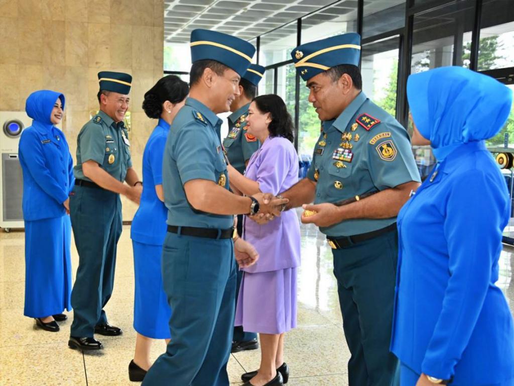 WAKASAL TERIMA LAPORAN KENAIKAN PANGKAT TIGA PERWIRA TINGGI TNI AL
tnial.mil.id/berita/70289/W…