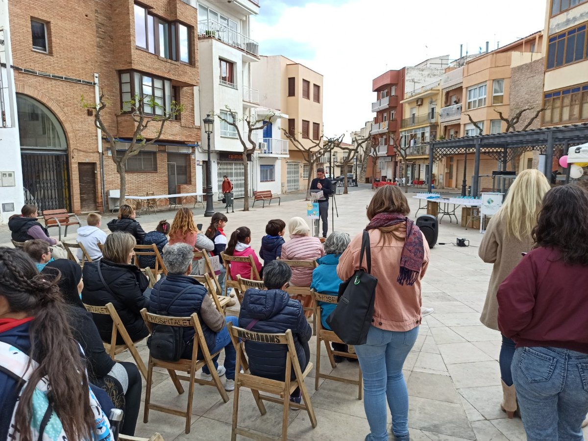 ajuntament_vh's tweet photo. 🌹 Que animada va estar ahir dimarts, 23 d’abril, la Plaça Catalunya de l’Hospitalet de l’Infant! Aquest espai va acollir tres actes organitzats per l’Ajuntament per celebrar la Diada de Sant Jordi!

📸 Compartim algunes imatges de la jornada https://t.co/DUGVFRs5Or