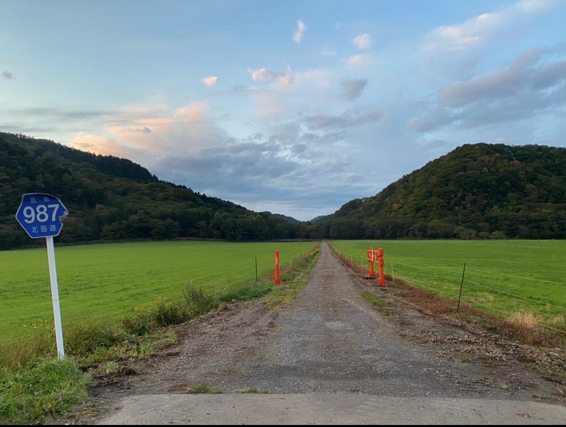 サイクリング部🚴の活動範囲は舗装路にとどまりません。
グラベルロードという自転車なら、未舗装の道でも自由自在。活動の幅が広がります。

実は日本には都道府県道にも未舗装のダート区間がたくさんあります。
未舗装都道府県道を巡ると、ツアーにも彩りが出ます。

#春から京大