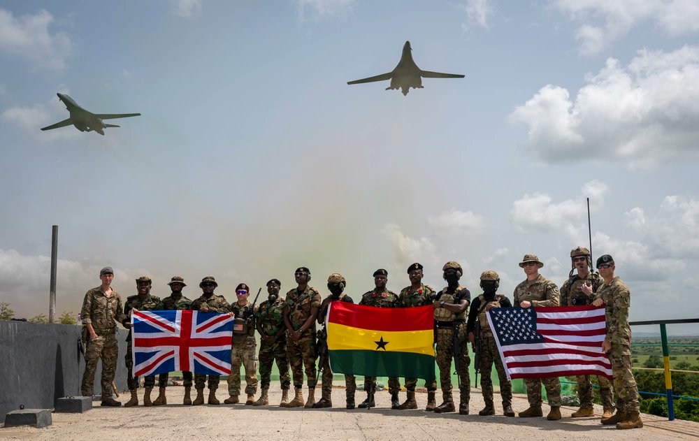 @USSOCAF, special operation forces from the U.K. Ranger Regiment, & @GhArmedForces commemorate a combined training event in the lead up to #Flintlock24 in Ghana, April 19, 2024. Flintlock is the largest #AfricanPartner led, U.S. & international enabled #SOFinAfrica exercise.