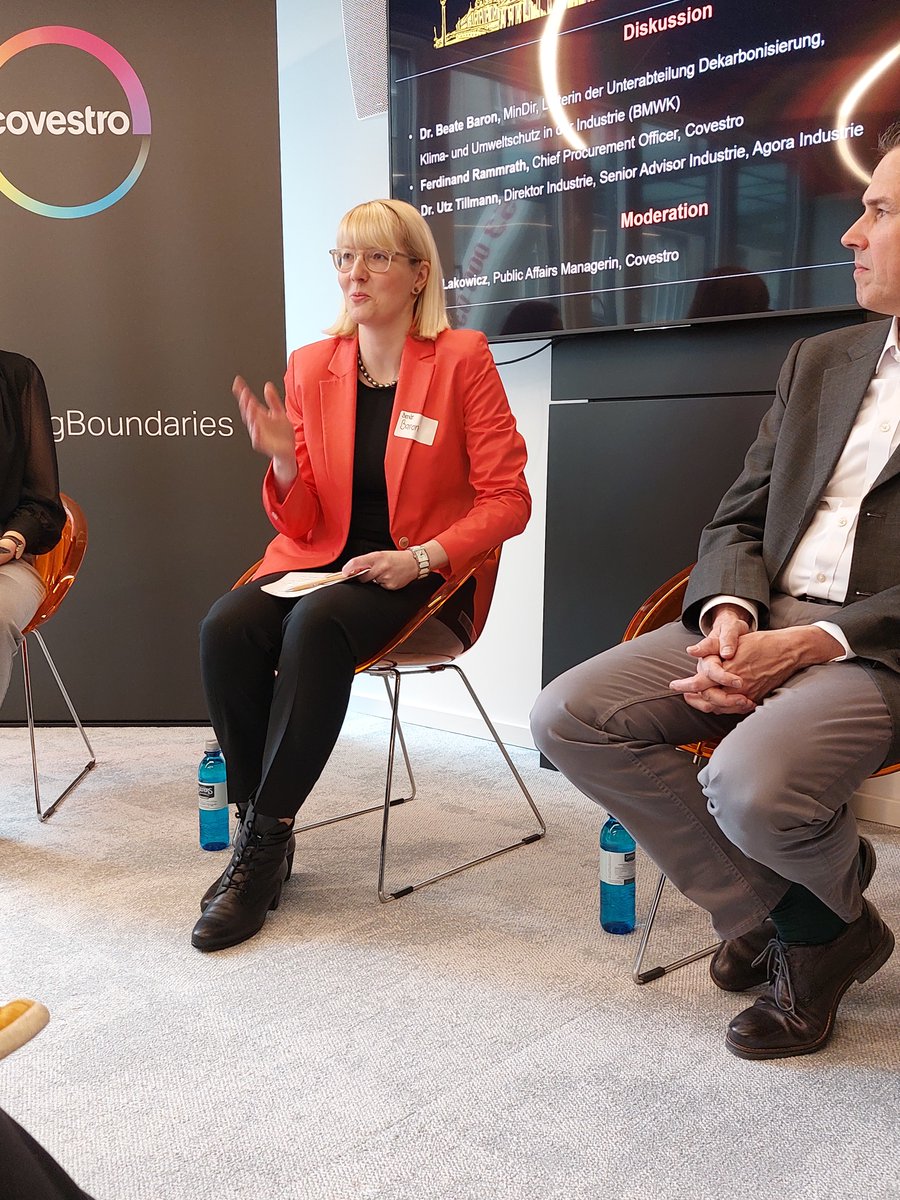 Die Lösung zum Erhalt der Wettbewerbsfähigkeit in 🇩🇪ist der richtige regulatorische Rahmen und ein Mix aus Instrumenten, so <a href="/bbaron_berlin/">Beate Baron</a> vom @BMWK beim Covestro #Politikforum: gezielte Förderung (Beihilferichtlinien!), IPCEI, Klimaschutzverträge, grüne #Leitmärkte. <a href="/CovestroDE/">Covestro Deutschland</a>