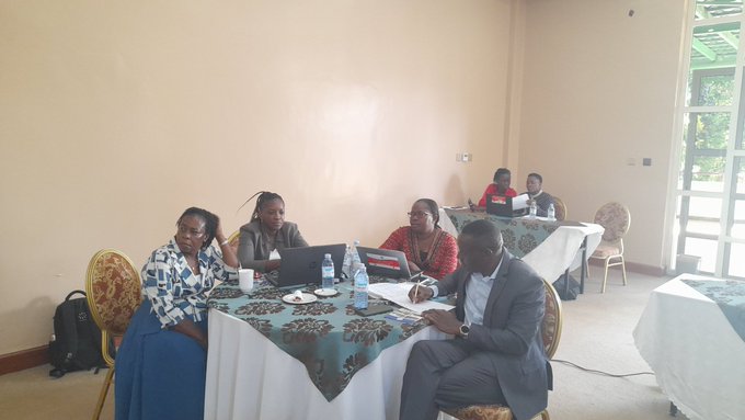 WHOUganda's tweet photo. Every 2 hours in #Uganda two people die from #Tuberculosis. @MinofHealthUG, @WHOUganda &amp; @tb_uganda recently met the #TB Parliament caucus to advocate for increased funding to accelerate efforts towards Ending TB &amp; Leprosy in the country.
➡️https://t.co/cLlIXtYMsk
#WorldHealthDay https://t.co/yJKBpz7Lz7
