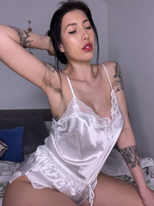 Yes my armpits do match 👇 https://t.co/Onx9IPbZmI