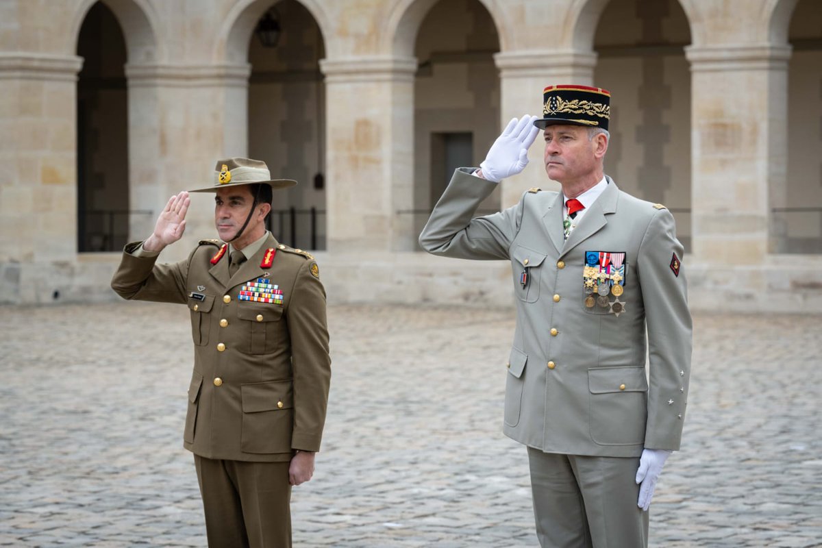 Réception de mon homologue australien 🇦🇺 le général Simon STUART @ChiefAusArmy. Après une année de coopération fructueuse, nous préparons l’avenir avec des projets ambitieux pour étendre notre collaboration dans le Pacifique 🌏. @armeedeterre @AustralianArmy