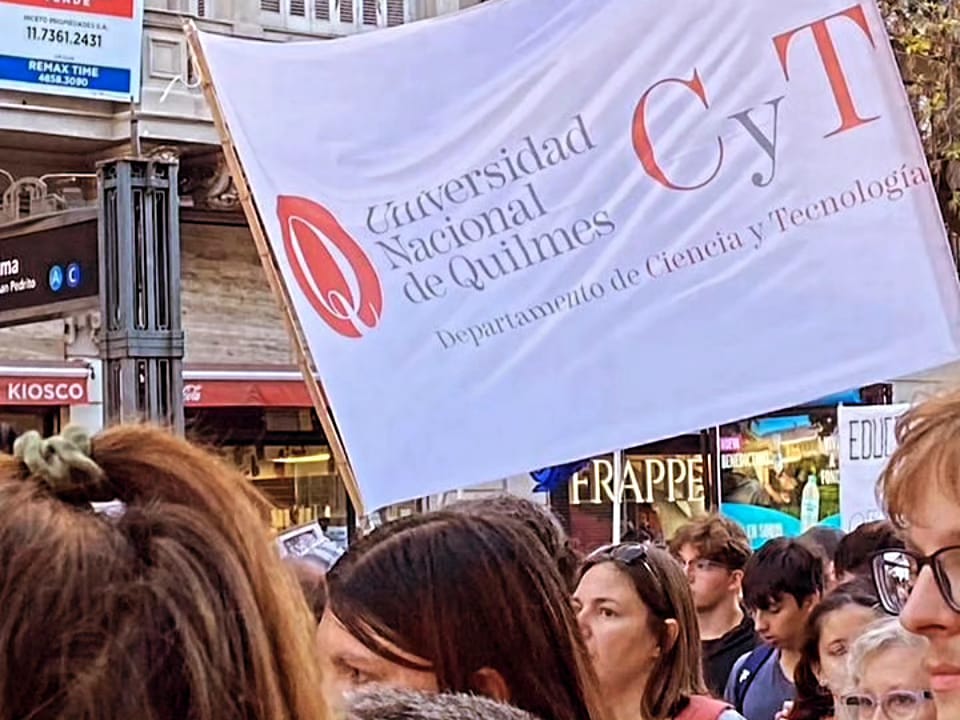 UNQoficial's tweet photo. ✨Multitudinaria concentración en defensa de la Universidad Pública Argentina

👏Se realizó el 23 de abril una de las más grandes movilizaciones por la Universidad Pública de las últimas décadas. Tuvo su núcleo en CABA, pero también en ciudades a lo ancho y a lo largo del país. https://t.co/HrJsSGYbZ7