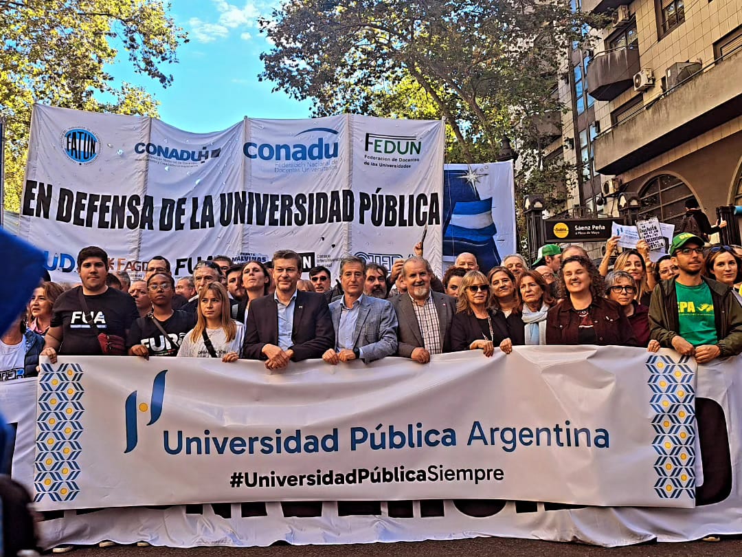 UNQoficial's tweet photo. ✨Multitudinaria concentración en defensa de la Universidad Pública Argentina

👏Se realizó el 23 de abril una de las más grandes movilizaciones por la Universidad Pública de las últimas décadas. Tuvo su núcleo en CABA, pero también en ciudades a lo ancho y a lo largo del país. https://t.co/HrJsSGYbZ7