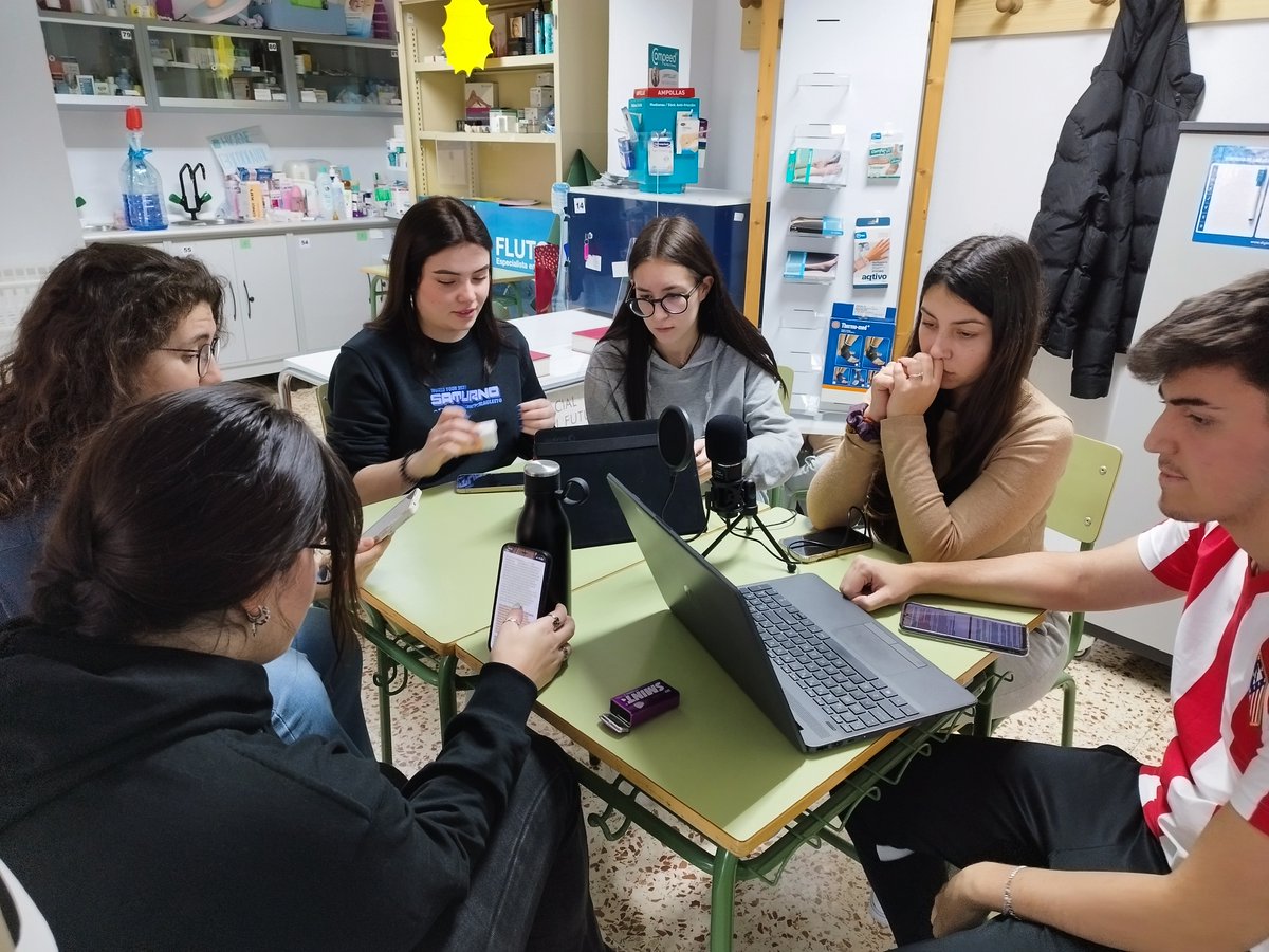 DH_Prime_GF's tweet photo. ¡Escucha el podcast que han realizado los alumnos de 2º de #farmacia sobre SALUD GLOBAL! 🌎

🎙️https://t.co/w94bkK9PE2 https://t.co/sO60AUkXXD