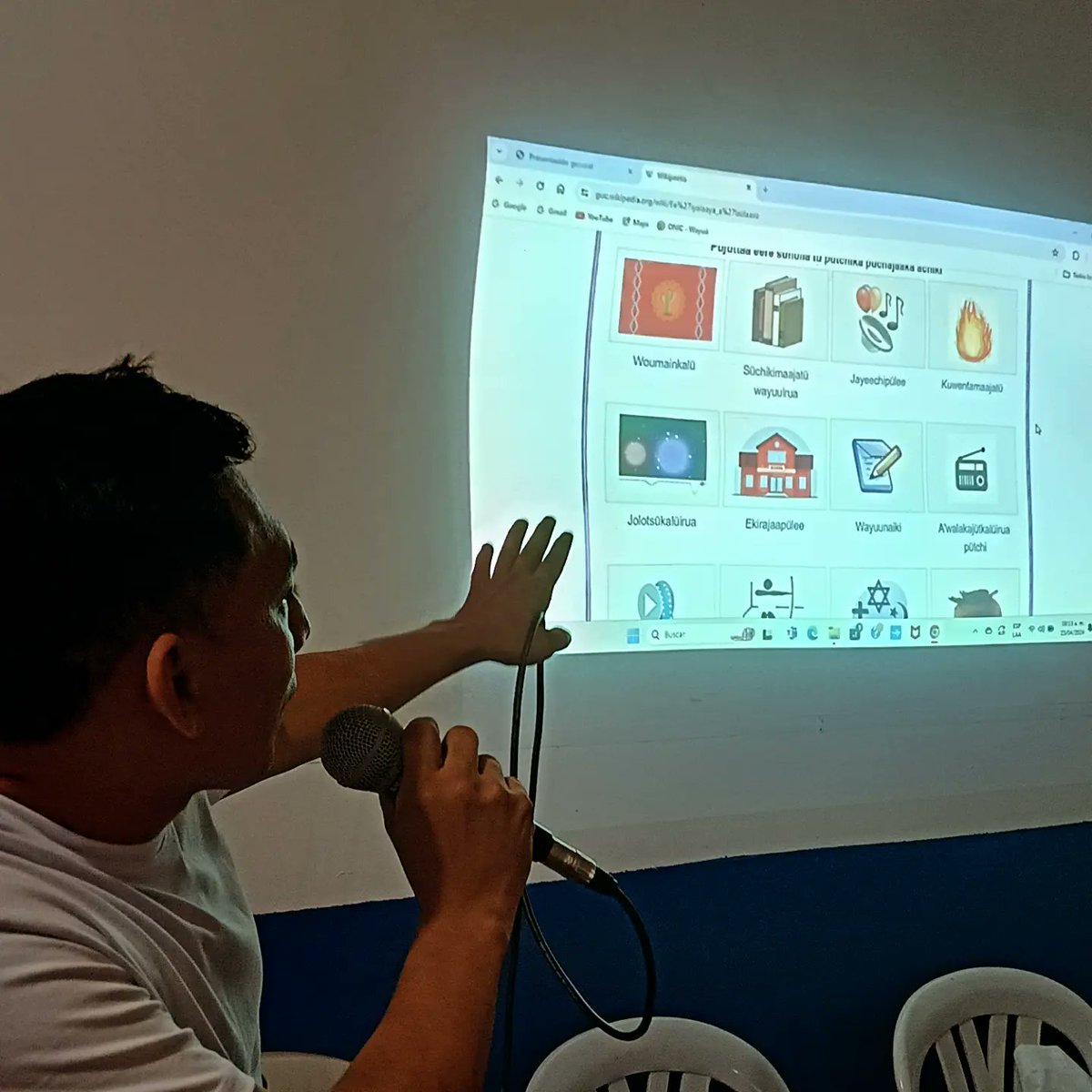guc_wikipeetia's tweet photo. 👨‍🏫 | Presentación y conversatorio de Wikipeetia en el marco #DiaDelLibro📚 y el #DíaDelIdioma en el Colegio Siglo XXI de Riohacha, La Guajira. 🎉
 #wikipeetia #wikimedistaswayuu💻 https://t.co/yqKmcKFKfs