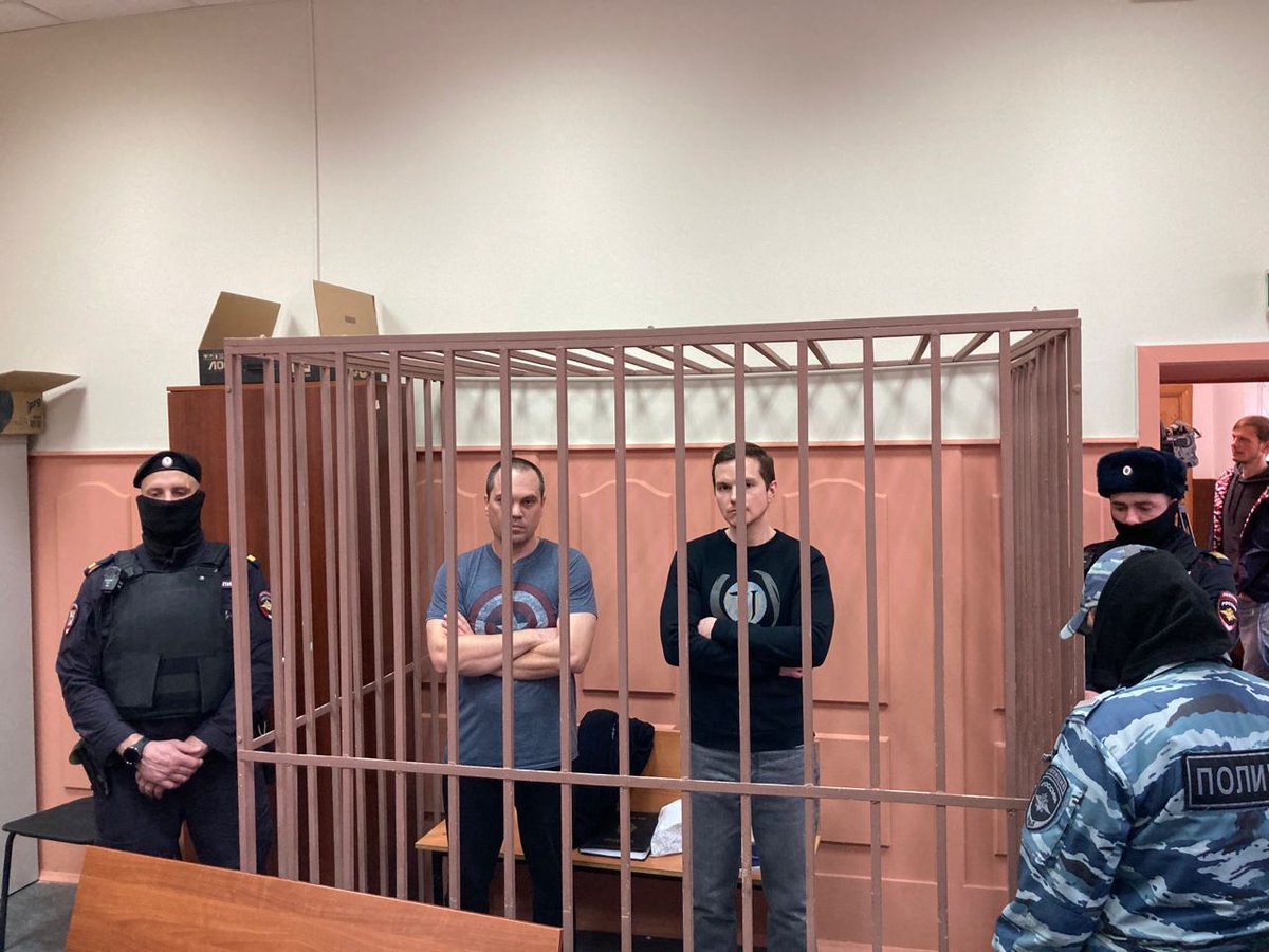 Мосгорсуд оставил в силе решение о продлении ареста адвокатам Навального Вадиму Кобзеву и Алексею Липцеру Адвокатов обвиняют по статье участии в экстремистском сообществе. Последний раз арест бывшим защитникам Навального продлили 7 марта — это было первое появление адвокатов в
