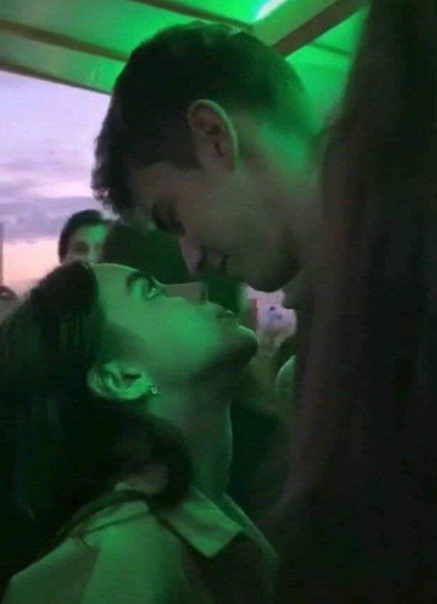 CSeductionDark's tweet image. Women are extremely superificial and driven by their emotional state

If your levels of self esteem are lower then hers, she will see you as inferior

It doesn't matter that you're objectively better

She only cares about how she feels / perceives you

Be arrogant