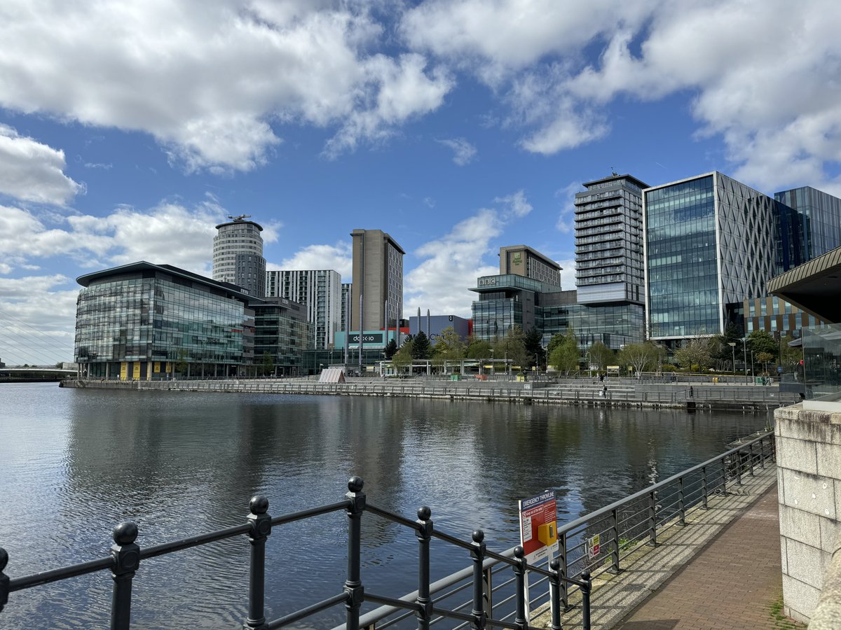 Wednesday lunchtime walk. It’s not raining! Nice sky @MediaCityUK