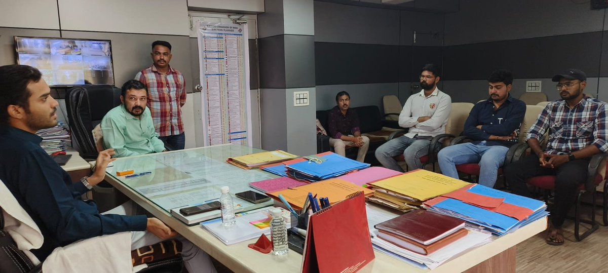 DDNewsGujarati's tweet photo. 🔷સોશિયલ મીડિયાનાં માધ્યમથી મતદાન જાગૃતિ લાવવા માટે સુરેન્દ્રનગર, વઢવાણ, લિંબડી ખાતે સોશિયલ મીડિયા ઈન્ફ્લુઅન્સર્સ સાથે બેઠક

🔷સોશિયલ મીડિયા ઈન્ફ્લુઅન્સર્સે મતદાનનું મહત્વ સમજાવતી રીલ્સ બનાવી ફોલોઅર્સને અચૂક મતદાન કરવા કરી અપીલ

 #MeraVoteMeriDuty #ChunavKaParv #DeshKaGarv https://t.co/86txqyDnaW