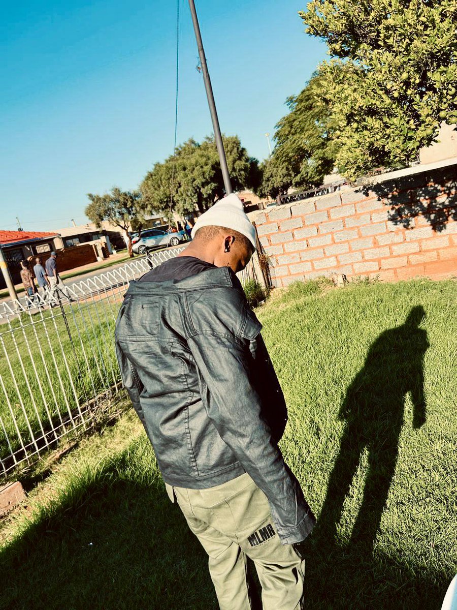 GENEtm_18's tweet photo. I never look back I just look down and mind my own business coz the path I'm following doesn't go backwards..💭 https://t.co/vToiIdStfQ