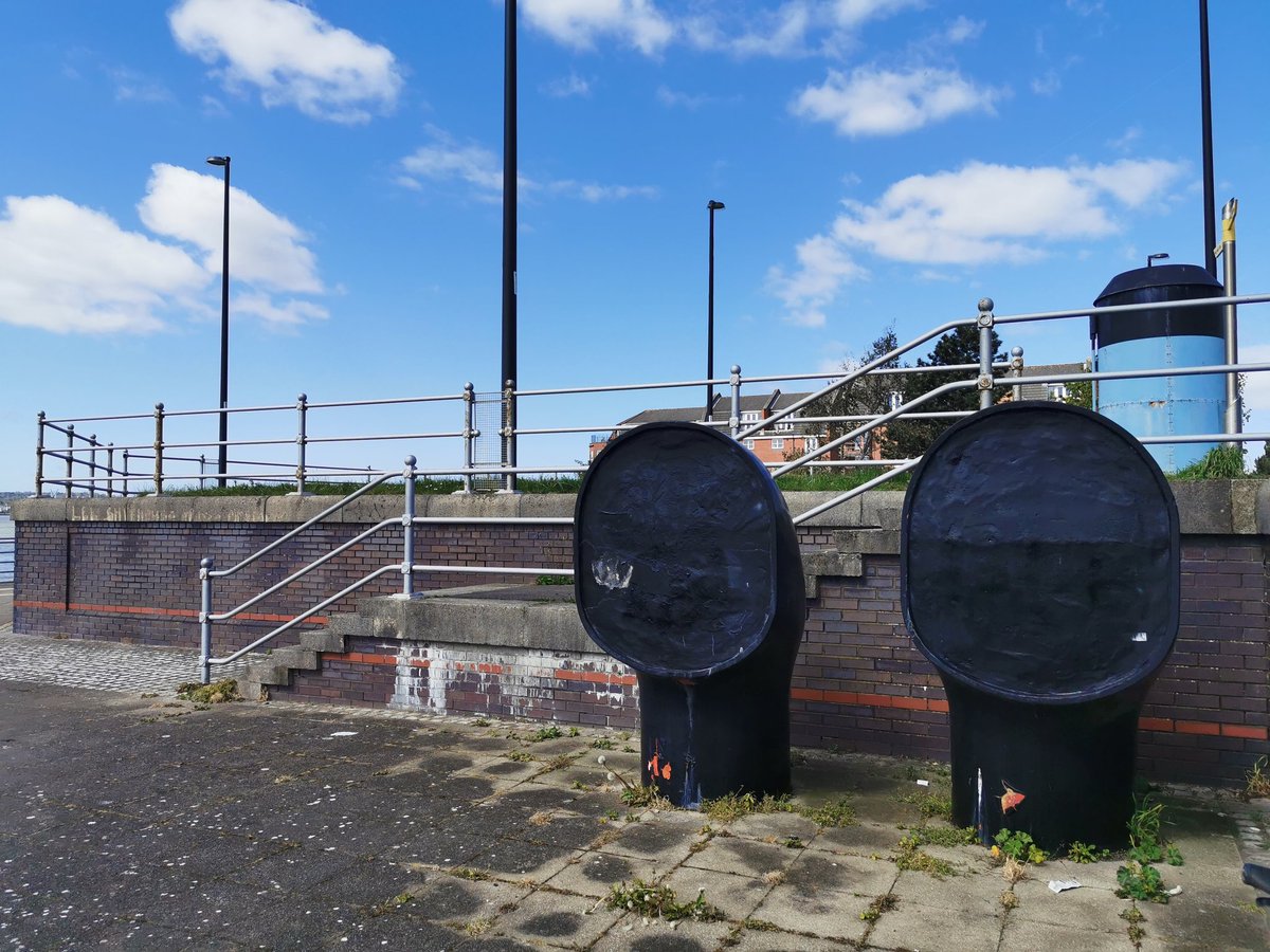 Quick Team @LitterClear Team @PennyLnWombles graffiti cover up on my ride in this morning. These had been annoying me for a while but they look a lot better now I think!