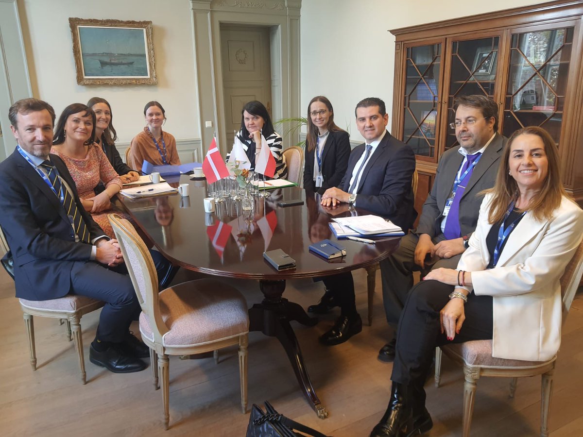 Spotkanie #EPSCO to również doskonała okazja do rozmów dotyczących przygotowań do naszej Prezydencji. Spotkanie ministerialne #Trio (Polska, Dania i Cypr) było doskonałą okazją do przedyskutowania potencjalnych priorytetów i działań na nasze wspólne 18 m-cy. 
@MZ_GOV_PL
