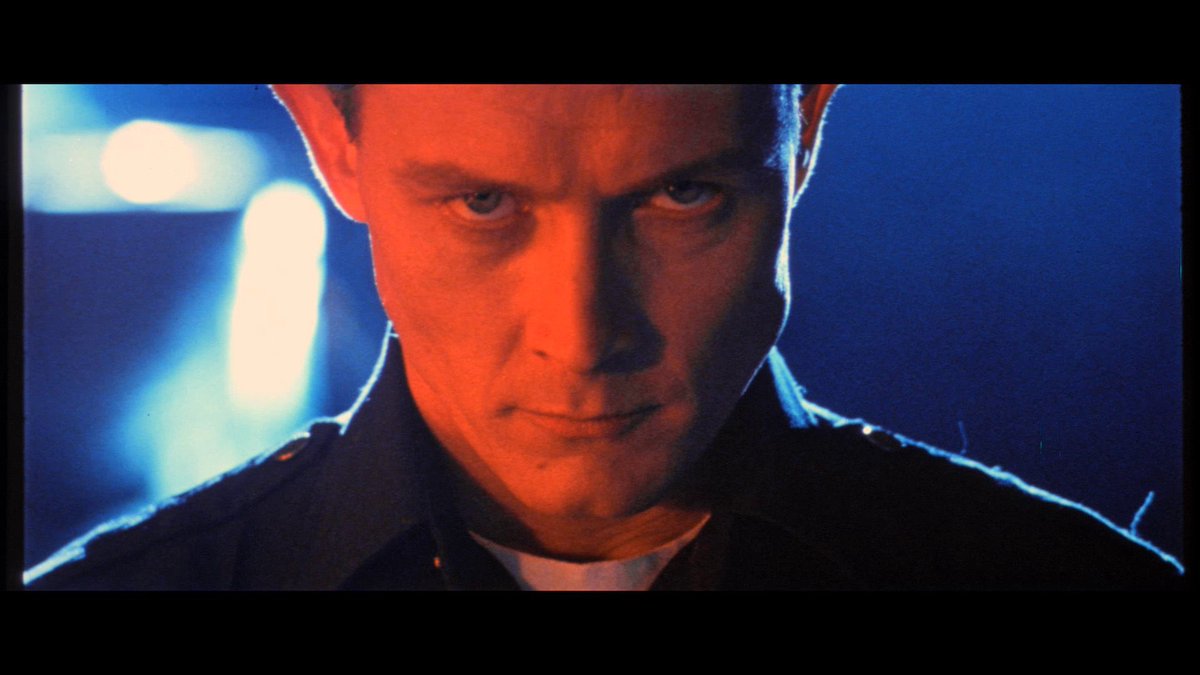 #Terminator2 
S.Connor est impressionnante de corps et de volonté. Son garçon à la coupe Dicaprienne pique les sous à la machine mais rappelle à Schwarzi qu’on ne tue pas les gens. L’antagoniste droïde joue à « It follow »grimpé dans son camion Spielbergien. Hasta la vista,baby!