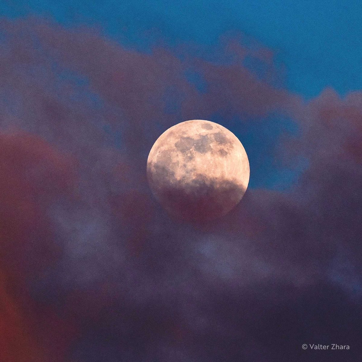 Today brings April's full moon: the Pink Moon! 

It's northern Native-American name celebrates the blooming pink wildflowers of spring. 🌸 

Stargazers could also glimpse the Lyrid meteor shower this week... the oldest meteor shower known to man. 

🌕 Moonrise: 21:37