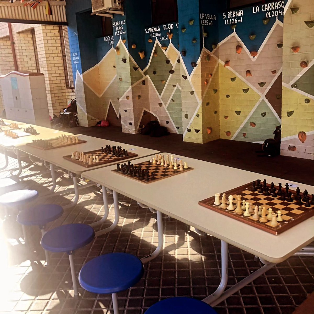 AulaDeFran's tweet photo. Hoy, en el #ceipsanantonio, hemos acogido el II Encuentro de Ajedrez Intercentros.

Hemos jugado un torneo de ajedrez junto a compañeros del #Altet y #GranAlacant en equipos mixtos.

¡Lo hemos pasado genial! https://t.co/HVV1FaPdik