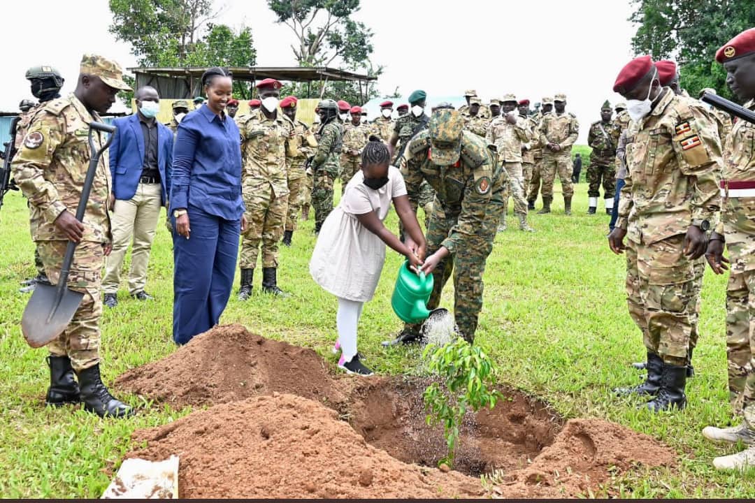 It's true that we generally need exclusive efforts in restoring Uganda's forestry cover. Every tree counts! Thanks Gen @mkainerugaba CDF @MODVA_UPDF for embracing tree growing as you celebrate your 50's birthday, today. 📷 @taremwa311