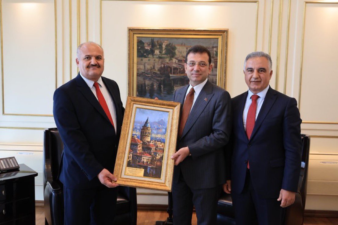 soylentihaber's tweet photo. Seçimde Murat Kurum’a çalışan İstanbul Taksiciler Odası Başkanı Eyüp Aksu, Ekrem İmamoğlu'na tebrik ziyaretinde bulundu. https://t.co/uCszQBi8t6