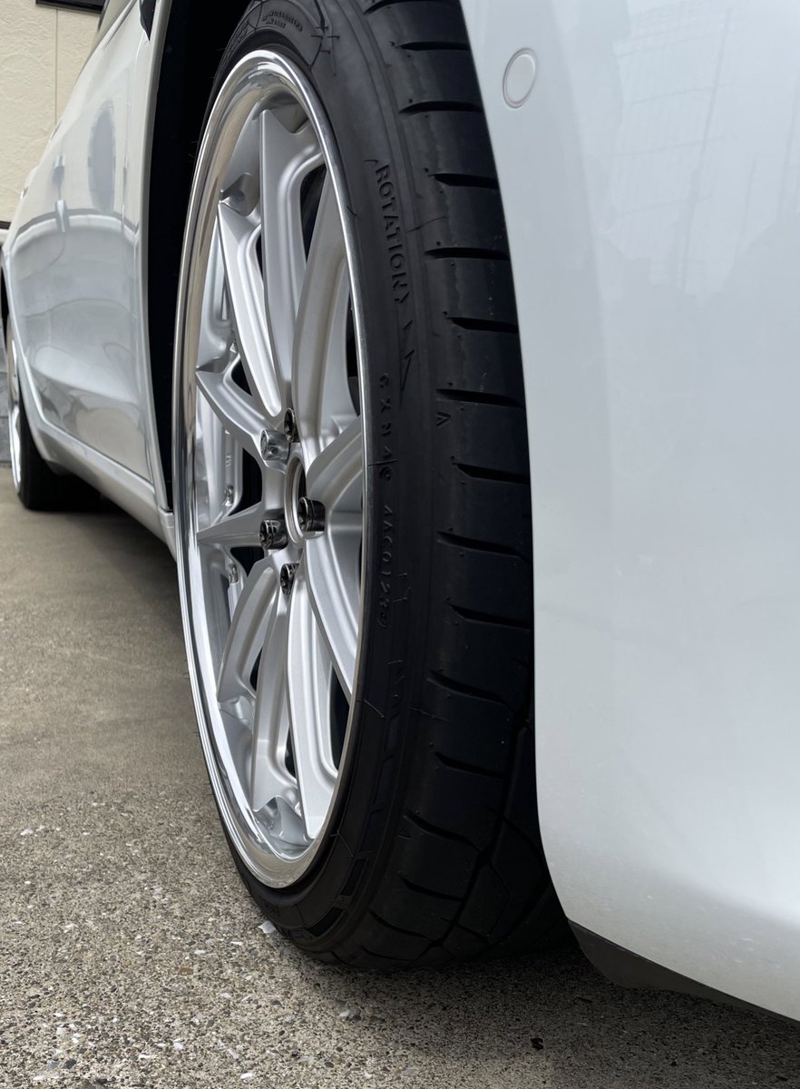 hanpen_tesla's tweet image. タイミングが合わず、ようやく夏仕様になりました！
なぜか正面から撮り忘れた😅
新しいホイール欲しいなー、毎年気分で変えられると嬉しい(笑)
#workwheel