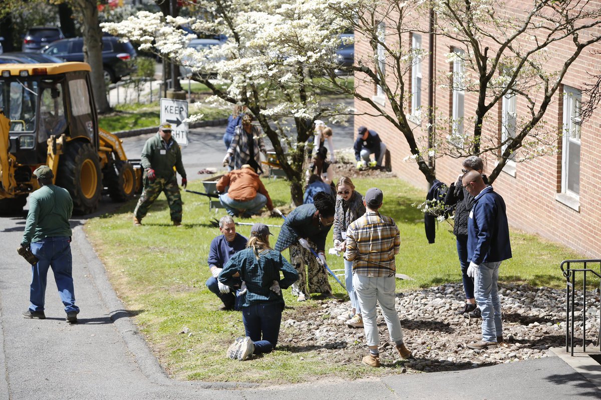 The #PrincetonSeminary community came together to celebrate #EarthDay 🌎 Our students, faculty, staff, & several accepted students worked with our dedicated grounds crew to lay soil and compost. Thank you to everyone who helped us in creating a vibrant and sustainable campus! 🌱