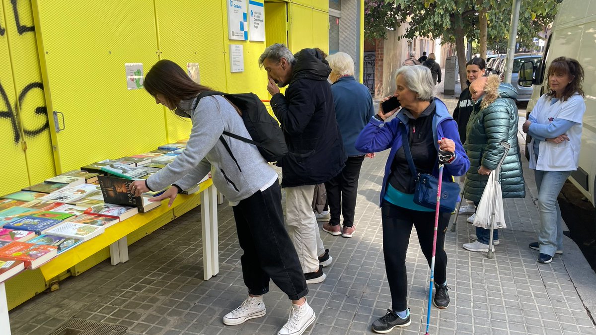 Professionals del #CAPRoger i persones usuàries de la Residència Llars Begur han intercanviat llibres a l'Escola Bressol Municipal 'Els Gats'

Una iniciativa de promoció de la lectura com a eina per millorar el benestar emocional i la salut #artsensalut