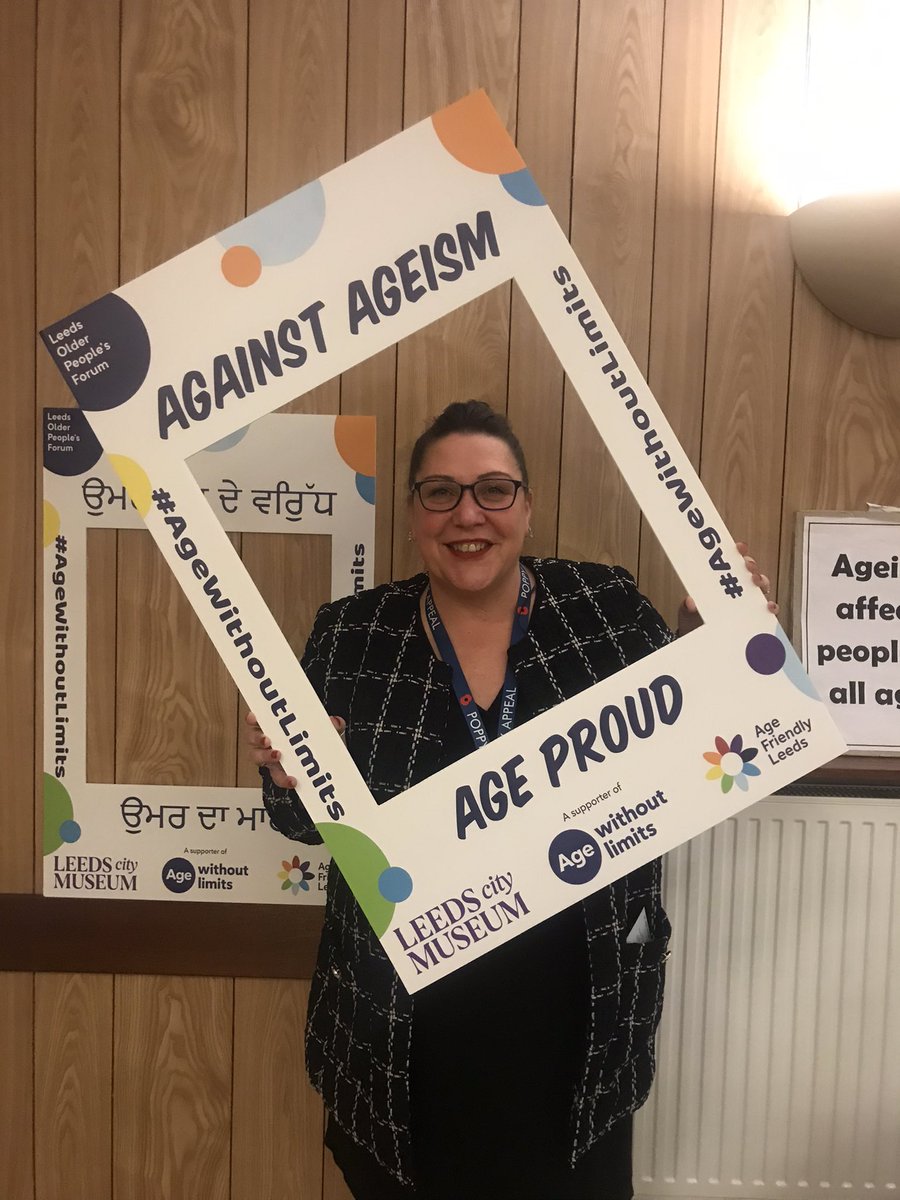 Michelle from @LeedsDirectory supporting the agewithoutlimits campaign at our Friendly Communities stall @AVSEDest1992 Dementia Roadshow! @Ageing_Better @AgeFriendlyLDS @leedsdaa