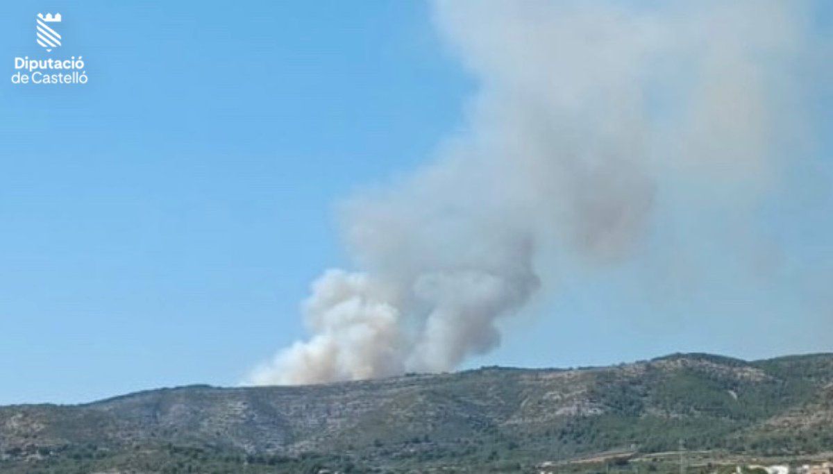 BombersDipcas's tweet photo. Actualización medios movilizados por @BombersDipcas a #IFCabanes: 
- 2 dotaciones @BombersDipcas 
- 6 unidades @GVAbforestals 
- 4 #AerisGV ( 2 HC con UBF helitransportada , 2 aviones) 
- 1 coord. Forestal @BombersDipcas https://t.co/zZ5G5cL5MC