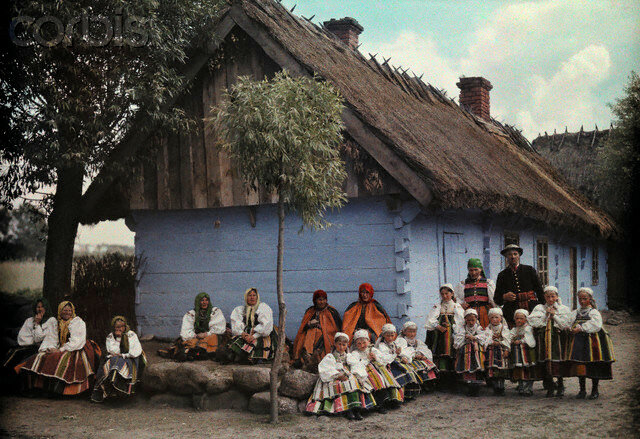 Жители села принарядившиеся для воскресного похода в костёл. Польша, 1932 г.
