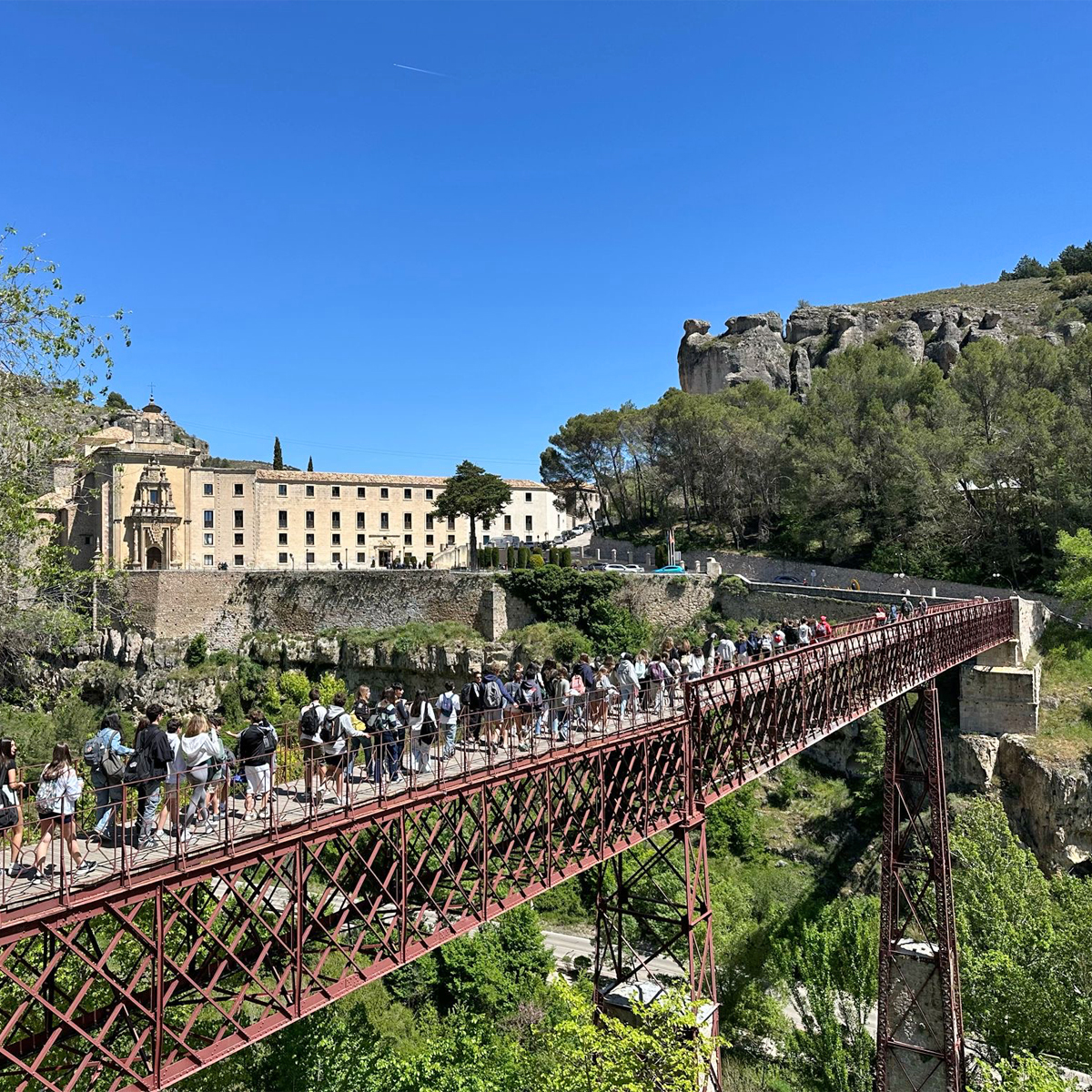 ¿Qué lugares están visitando? Los alumnos del @ibmyp están disfrutando de su #ViajeDeEstudios Un recorrido por diferentes comunidades autónomas que les sirve para aprender y conocer de cerca la historia, cultura y arte de cada una de ellas. #EnseñanzaActiva