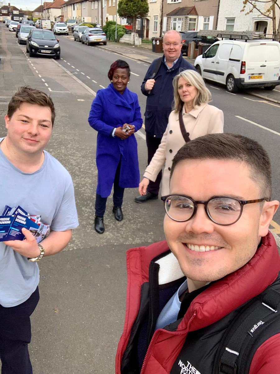 Another fantastic session in Dagenham this evening with @FreddieDowning_ Everyone here knows there’s only one choice on 2nd May. They will be voting for @Councillorsuzie to: 🔵 Restore trust in the Met Police 🔵 Build more affordable housing 🔵 SCRAP ULEZ AND PAY PER MILE