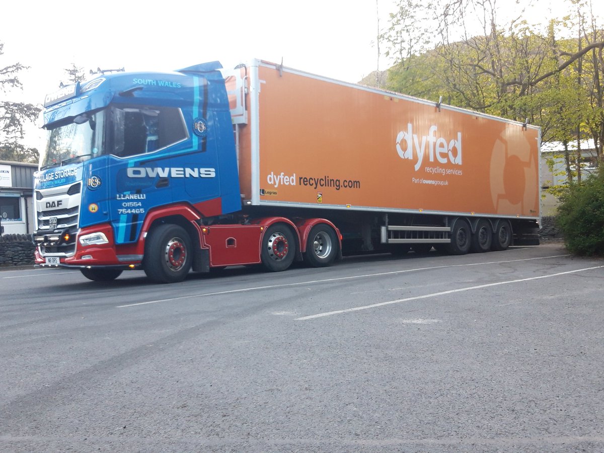 pac12block's tweet photo. A night in the Lake District. All ready to bring horticultural products to the gardens of Ambleside in the morning. @riowen_ors @owensgroupuk @dyfedrecycling https://t.co/hH7iLTx06s