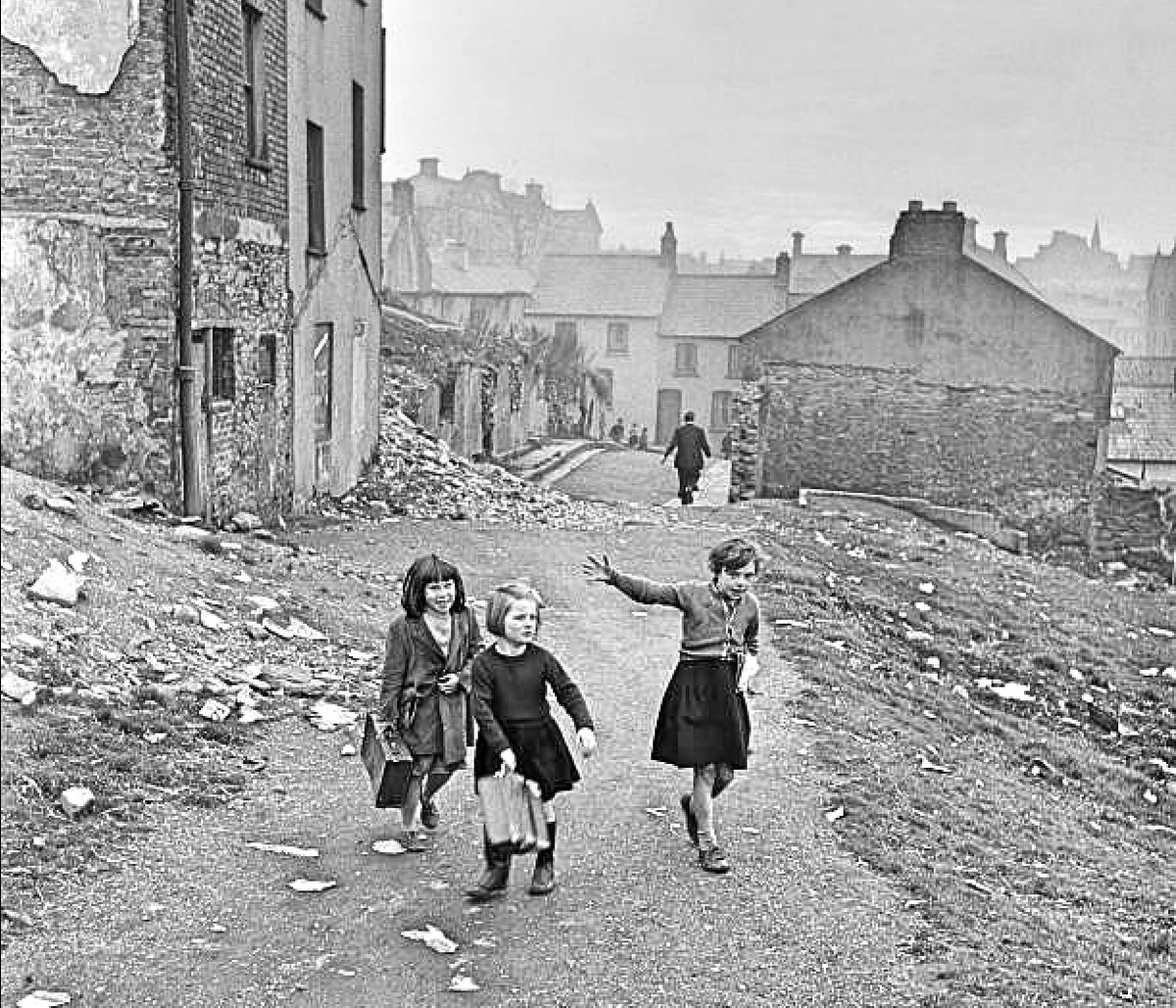Derry / Londonderry. 1955.
(B Hardy / Getty)