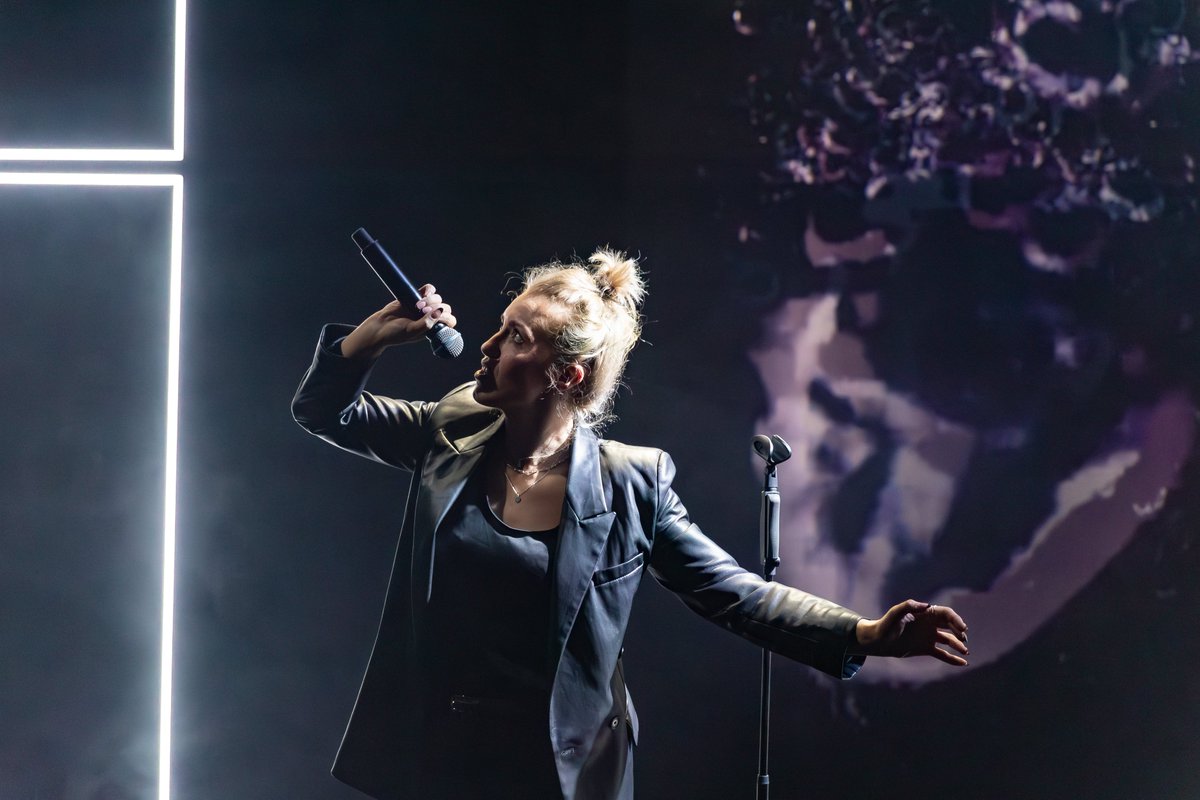 A fusion of performance poetry, visual theatre and live electronic music, Love The Sinner lets the seven deadly sins loose in contemporary Scotland. Written and performed by @imogen_stirling with live music from electronic artist @KillmannSonia. 📸 @andyrossimages 3/4