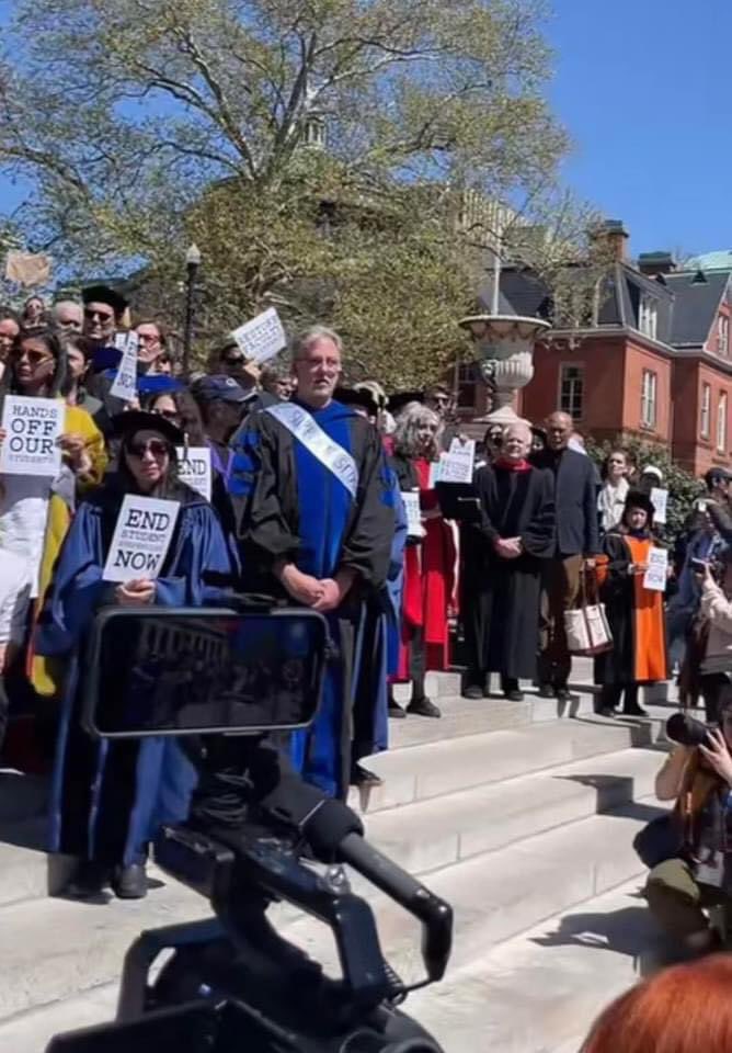 Astridueil's tweet photo. Professors from Columbia University participated in the sit-in alongside the students, showing their support 

#American_Universities_Intifada
#TheWorldIsChanging
#freepalestine
#standwithpalestine https://t.co/mlrcrHPU1h
