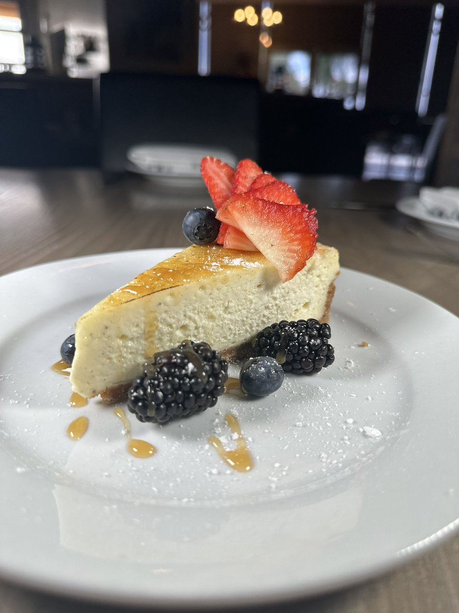 Crème Brûlée Cheesecake topped with Berries and Caramel #cheesecake #dessert #foodie