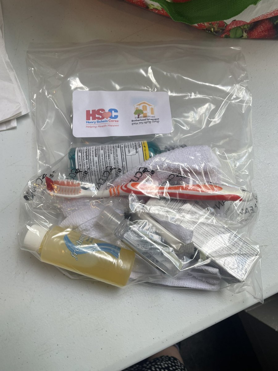 HarveyforNY's tweet image. Lent a helping hand @TrinitySAFH today handing out meals &amp;amp; hygiene kits (courtesy of @HenrySchein Brotherhood Synagogue). It’s always great to get out &amp;amp; serve our new neighbors &amp;amp; people in need.