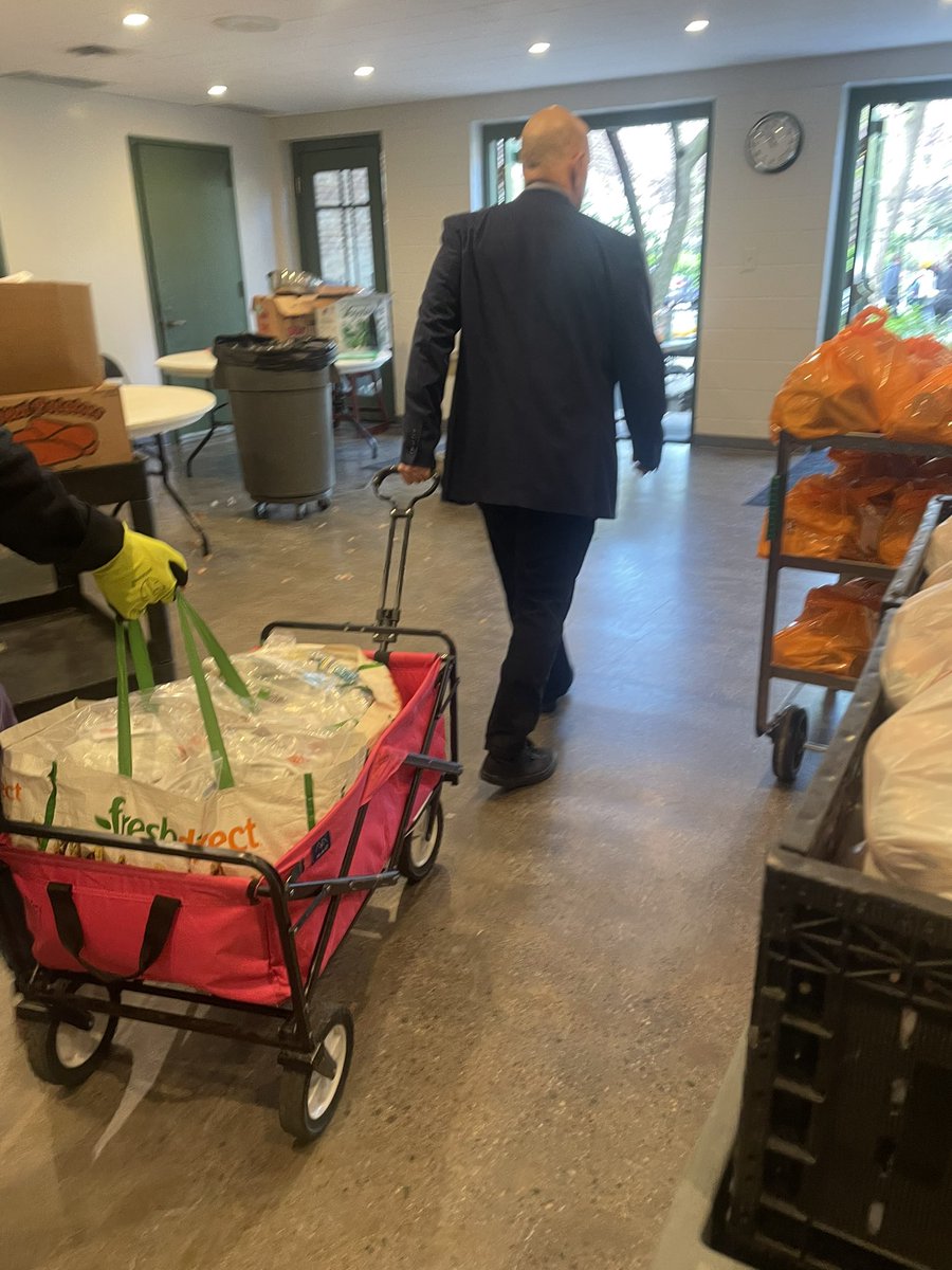 Lent a helping hand @TrinitySAFH today handing out meals & hygiene kits (courtesy of @HenrySchein Brotherhood Synagogue). It’s always great to get out & serve our new neighbors & people in need.