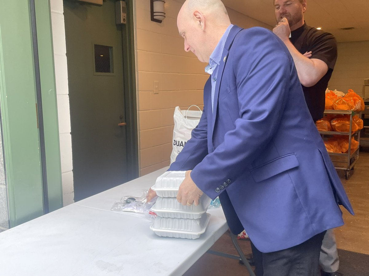 HarveyforNY's tweet image. Lent a helping hand @TrinitySAFH today handing out meals &amp;amp; hygiene kits (courtesy of @HenrySchein Brotherhood Synagogue). It’s always great to get out &amp;amp; serve our new neighbors &amp;amp; people in need.