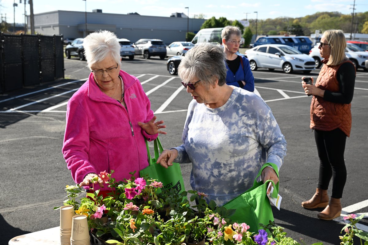 At my Earth Day Extravaganza Monday, it was great to speak with friends from throughout the district about the environment and what can be done to protect this planet we all call home. Check out some of the photos from the event. Thank you to everyone who came out to see us!