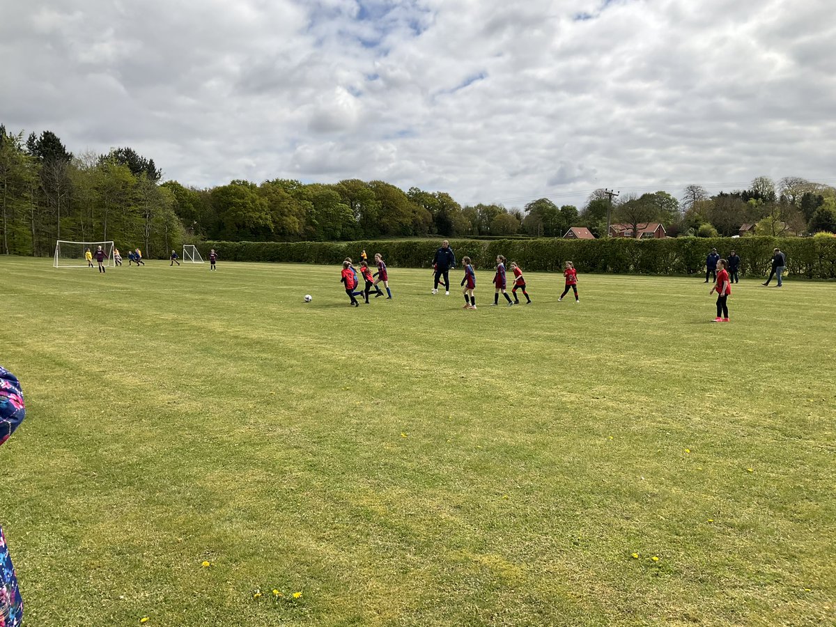 An absolutely fantastic afternoon of girls’ football! Thank you to @levertonacademy , @GamstonStPeters , @RamptonPrimary and @missonprimary for coming along and joining in the fun! Well done Gamston -overall winners 🎉⚽️