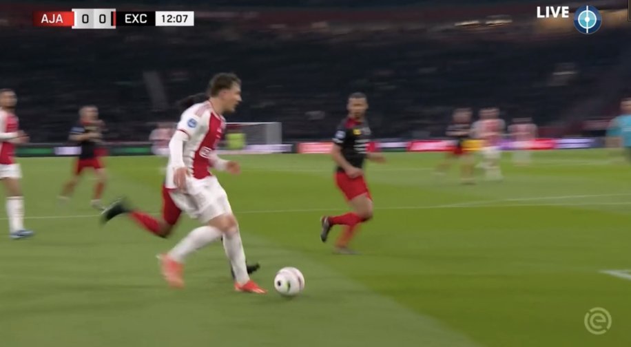 15' I Ajax - Excelsior 0:0 I Verhaltener Beginn in der Johan Cruijff-Arena. Mika Godts, den der deutsche Reporter immer wie 'Goats' ausspricht, kam bislang als Einziger hinter die Kette der Kralinger - verpasste aber dann das Abspiel. Excelsior versteckt hier sich nicht. #ajaexc