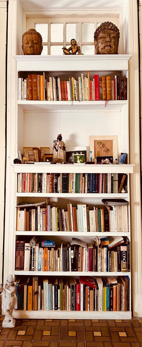 CORTÁZAR (dibujado aquí por el mítico y gran artista salvadoreño Toño Salazar, al que admiré tanto) decía que su casa era donde se hallaba su biblioteca. El placer de convivir con el saber que experimentamos al leer es un don que se agradece -y también una forma de la felicidad-.