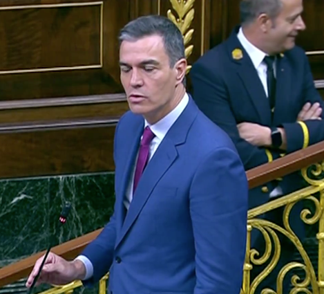PoliticayModa's tweet photo. Las comisuras de los labios hacia abajo (pesar) y ojos entrecerrados = cuando algo nos afecta y duele profundamente (seguramente porque afecta a su mujer y no sólo a él) #boylanguage https://t.co/hDHHTuAiZ0