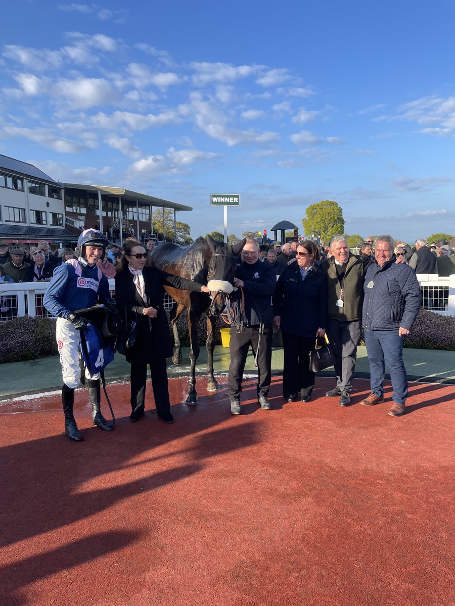 Centara wins nicely @TauntonRacing under a lovely patient ride from @CobdenHarry. Congratulations to his owner Mrs Kathy Stuart. Well done to Mike who looks after him and Ellie who rides him at home. #131