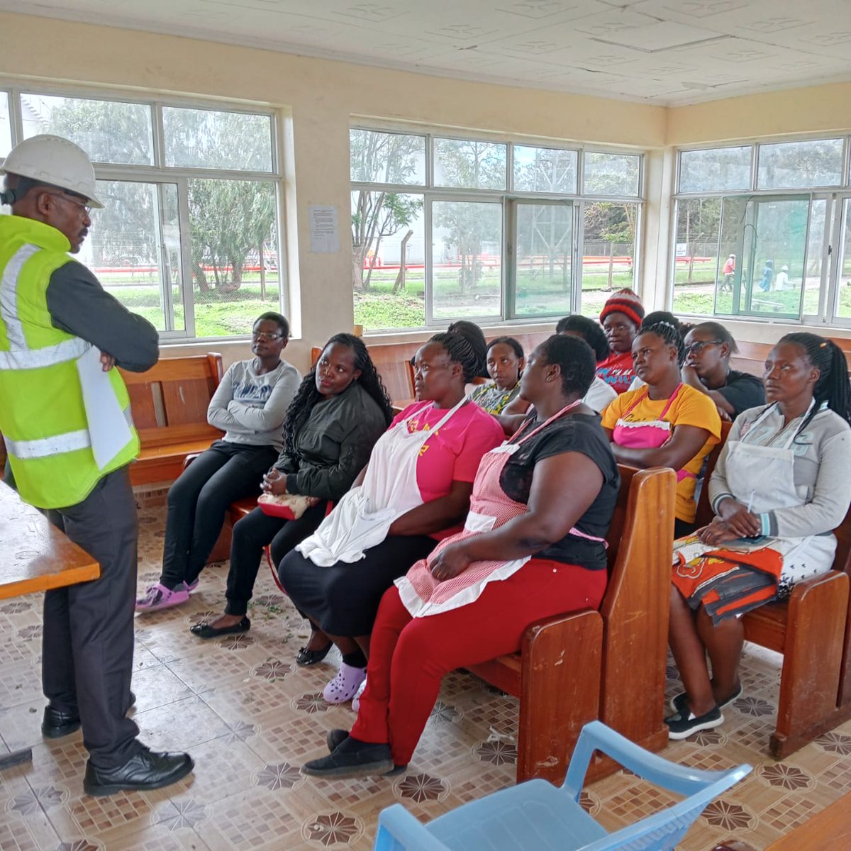 kenyapipeline's tweet photo. In honour of #WorldSafetyWeek, our team at PS 25 (Nakuru) sensitized the food vendors at the truck inspection yard on domestic and food safety. At KPC, safety is our priority.
#SafeDay2024 https://t.co/xW1vBU4Yk8
