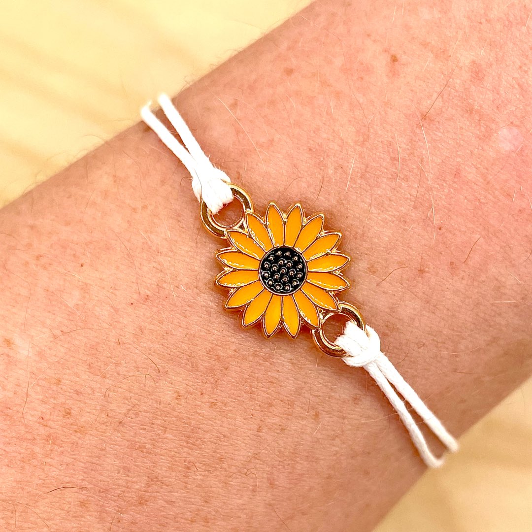 “A little ray of sunshine” sunflower bracelet 🌼💛☀️

#WomanInBizHour #sunflower #giftideas #giftsforher #etsyfinds #etsygifts #GiftShop #SupportSmallBusiness #shopindie #shopsmall 

etsy.com/shop/janebprin…
