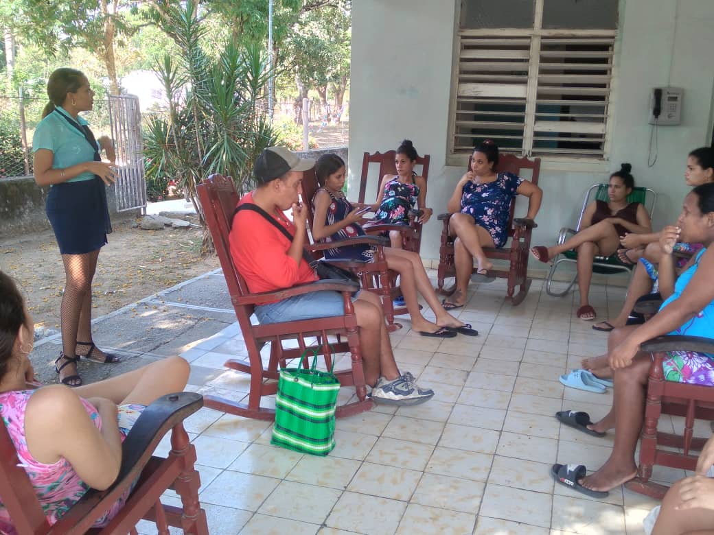 DaylenisBe12288's tweet photo. #Yara,tierra rica en tradiciones,  que hoy identifican al territorio, especialistas del #MuseoMunicipalYara  llegaron hasta el #HogarMaterno Celia Sánchez Manduley con la charla "Las tradiciones de mi pueblo"
#CulturaYara 
#SomosCultura 
#CTCYara https://t.co/8IKuNvt9LB